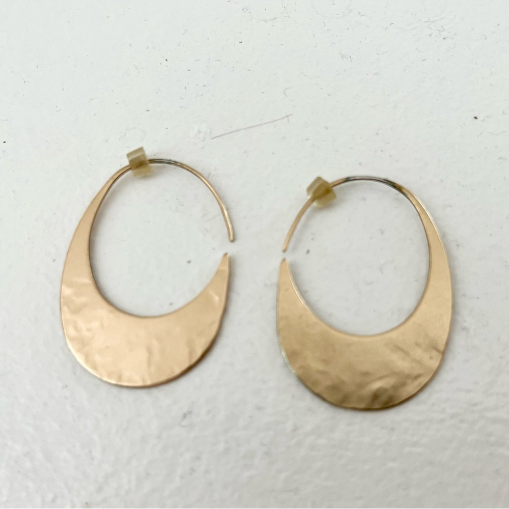 🎁FREE GIFT WITH PURCHASE Gold Tone Hammered Hoop Dangle Earrings